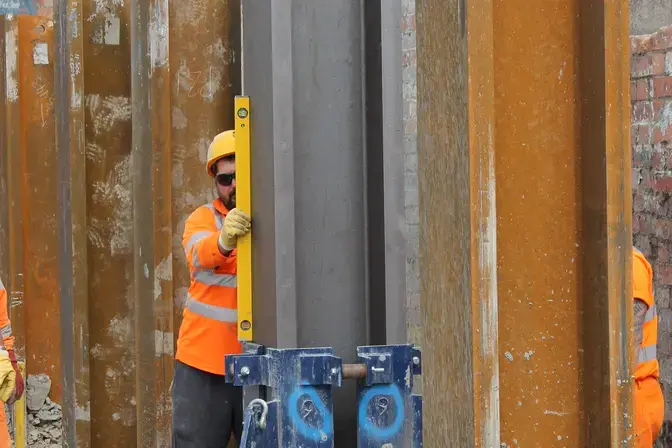 Ensuring the correct positioning of a steel column in a king post wall