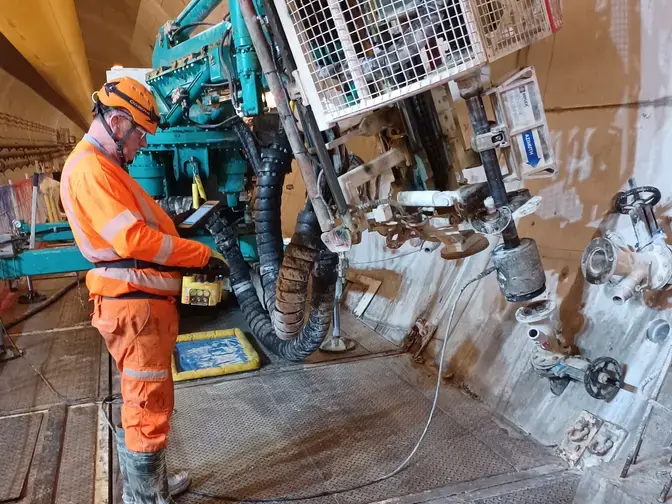 Grouting the cross passages in the Chiltern Tunnel before excavation