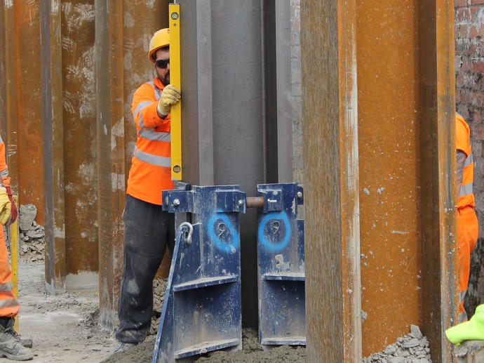 Ensuring the correct positioning of a steel column in a king post wall