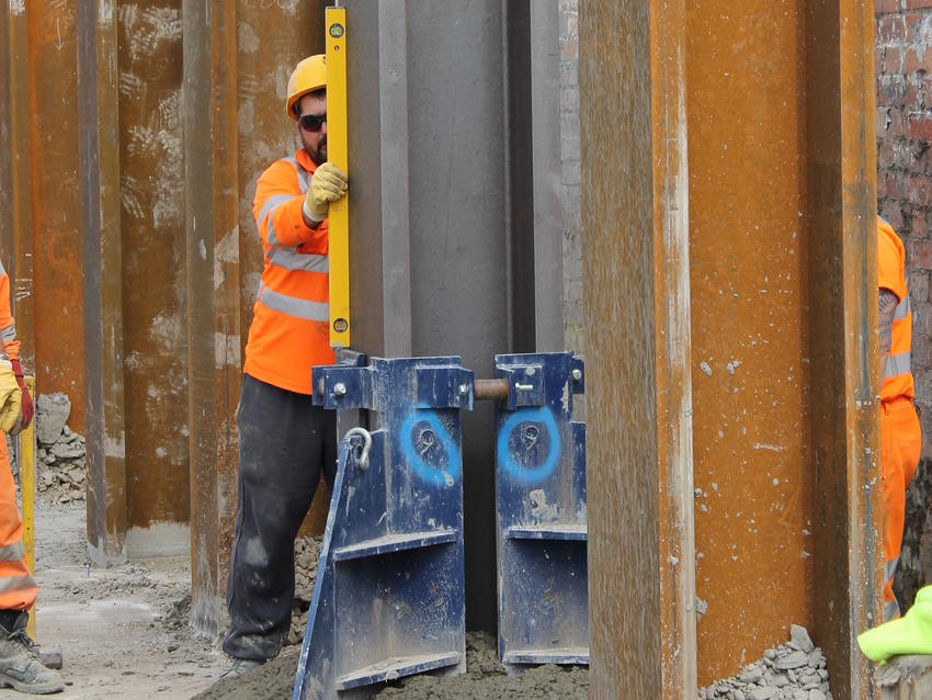Ensuring the correct positioning of a steel column in a king post wall